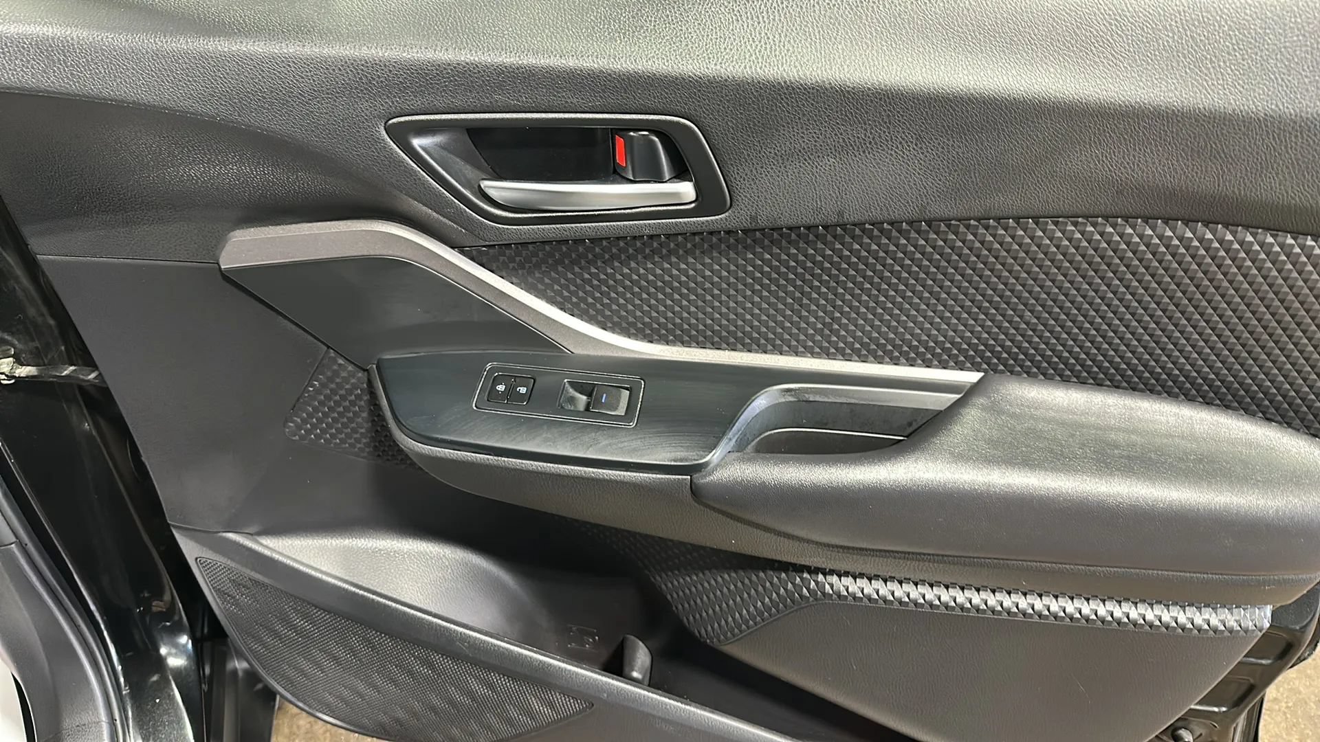 Used 2021 Toyota C-HR LE FWD image 17