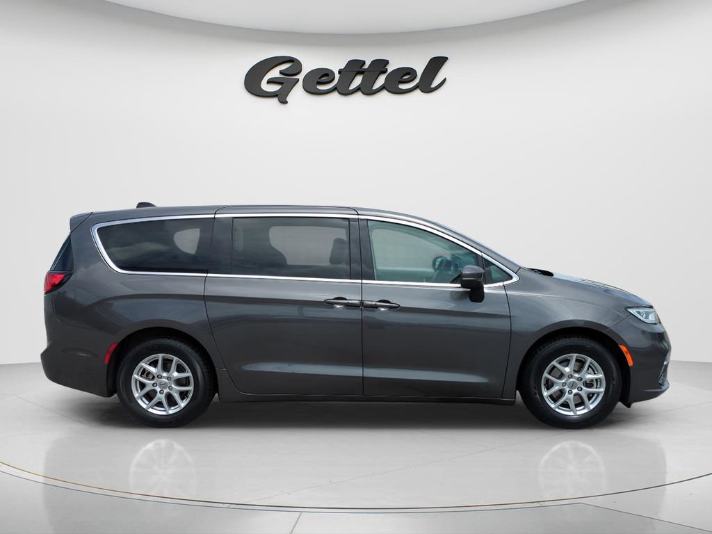 Used 2023 Chrysler Pacifica Touring-L FWD image 4