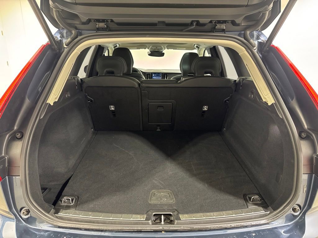 Used 2025 Volvo XC60 B5 Plus AWD/4WD image 28