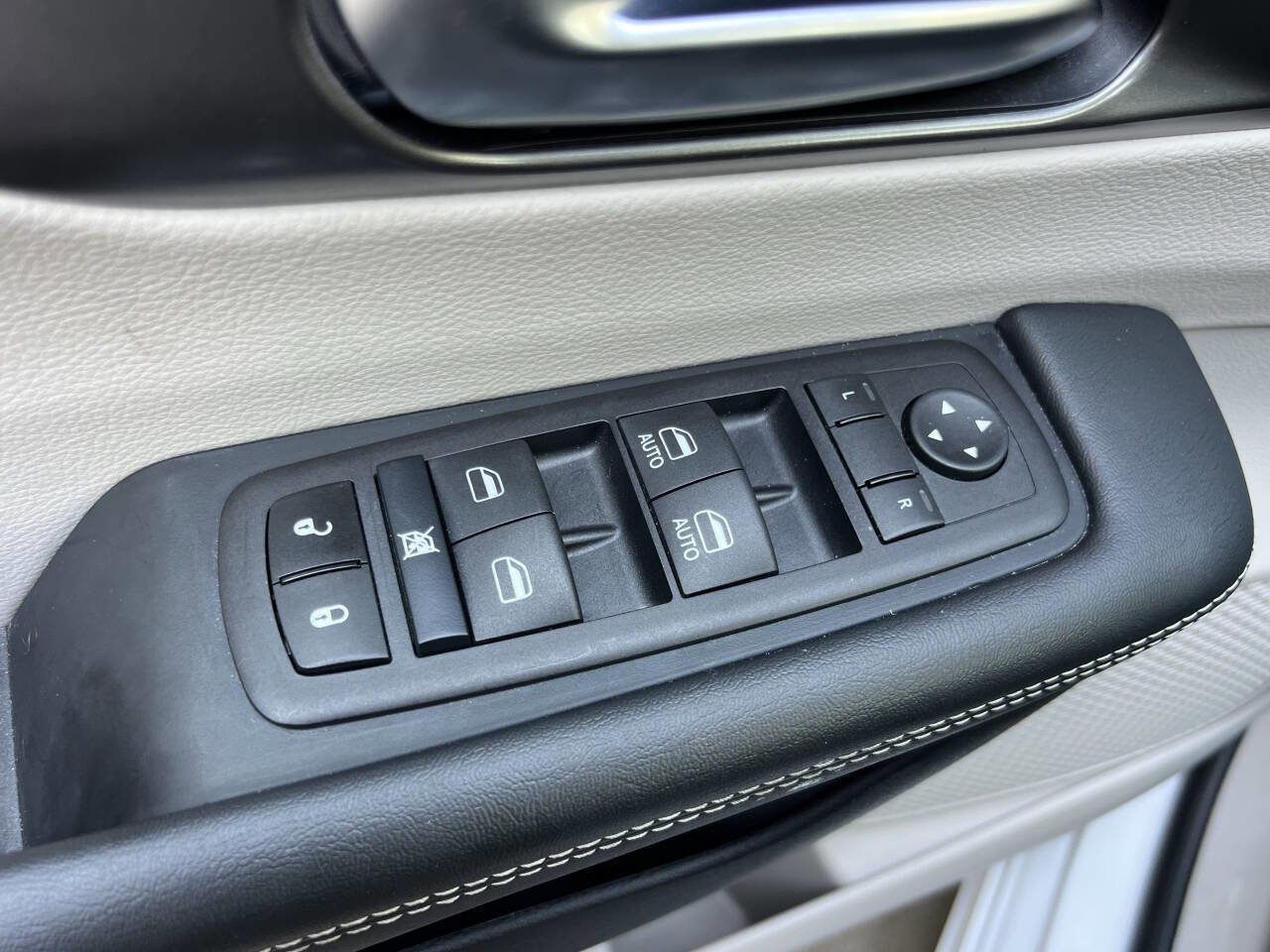 Used 2024 Chrysler Pacifica Touring-L FWD image 17