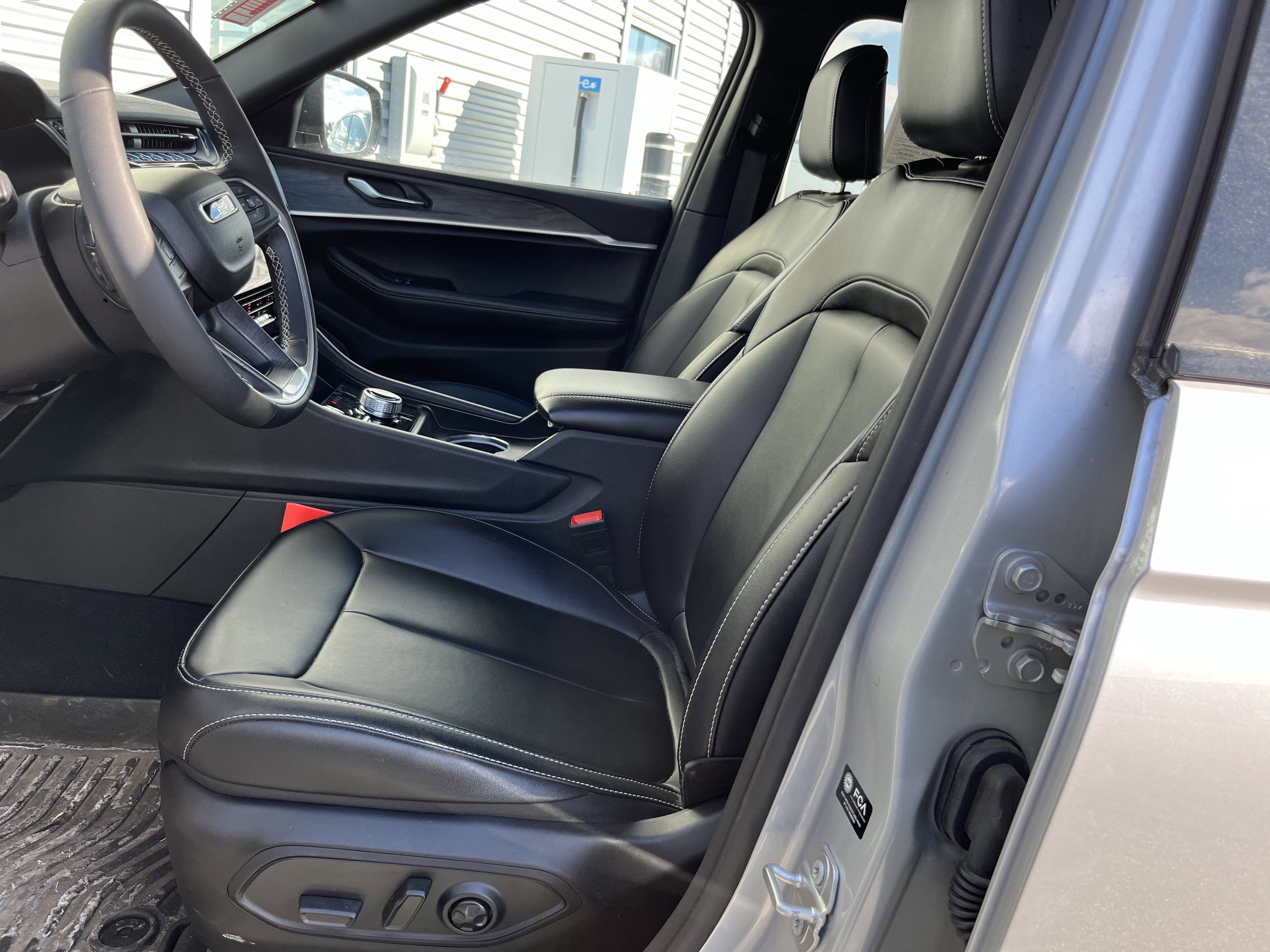 Used 2025 Jeep Grand Cherokee Limited image 9