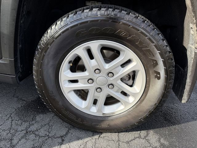 Used 2024 Jeep Grand Cherokee Laredo w/ MOPAR Finishing Package image 36