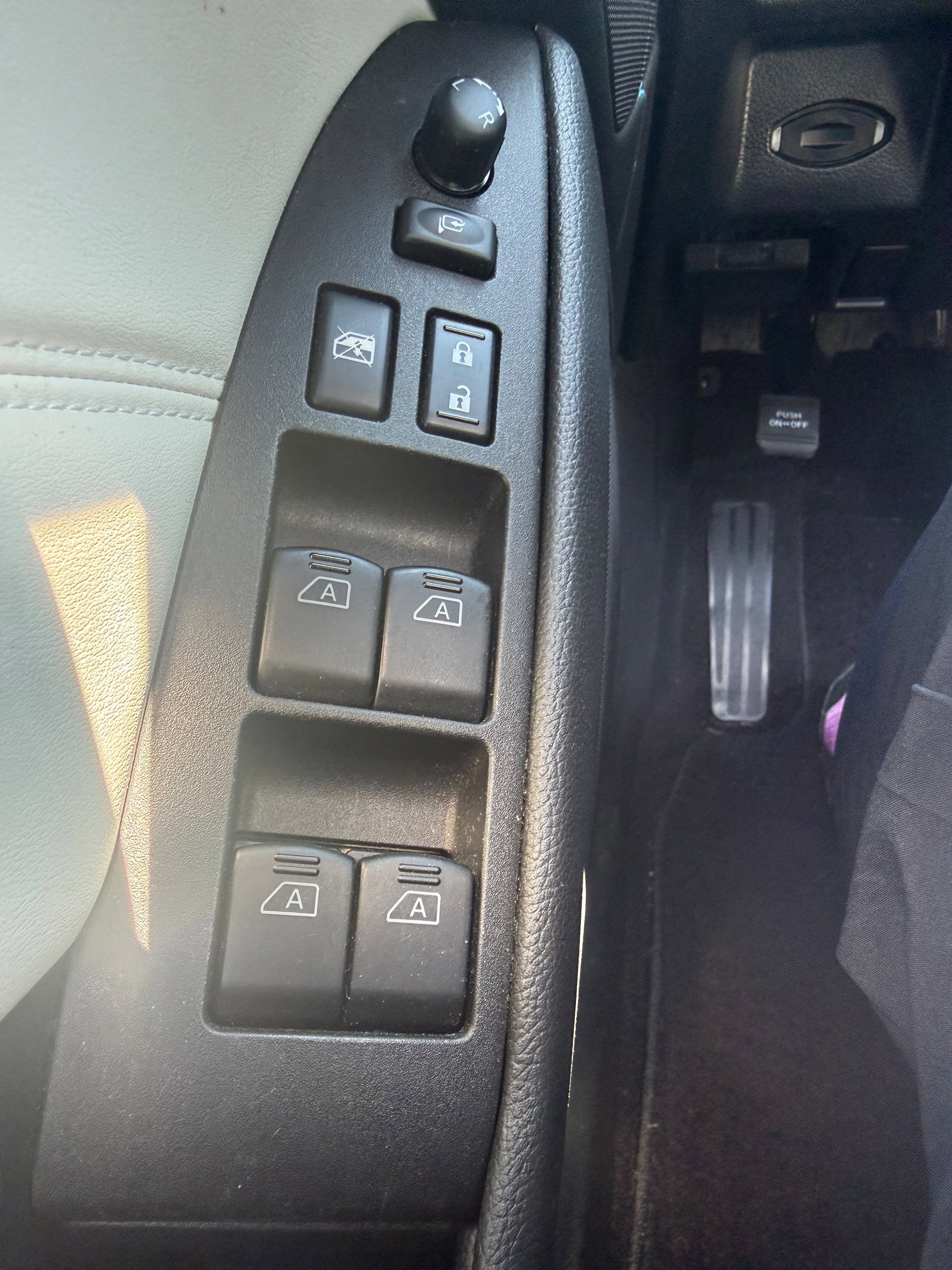 Used 2010 INFINITI G37 Sport w/ Premium Pkg RWD image 3