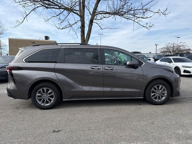 Used 2024 Toyota Sienna XLE image 6