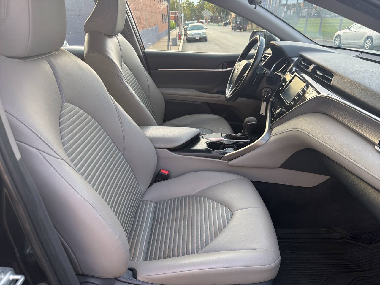 Used 2018 Toyota Camry SE FWD image 13