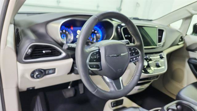 Used 2024 Chrysler Pacifica Touring-L FWD image 18