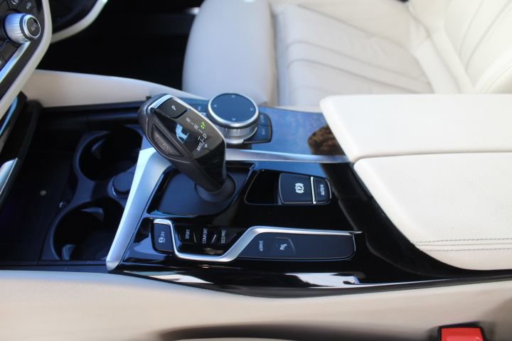 Used 2020 BMW 530e xDrive w/ Premium Package image 25