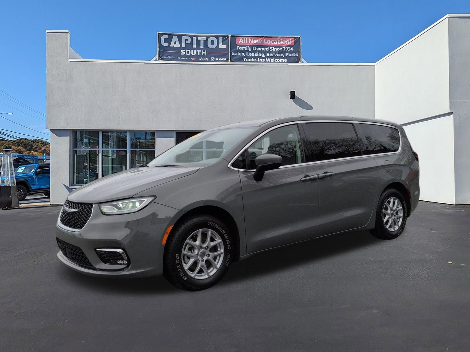 Used 2023 Chrysler Pacifica Touring-L image 6