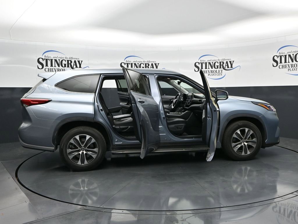 Used 2021 Toyota Highlander XLE image 27