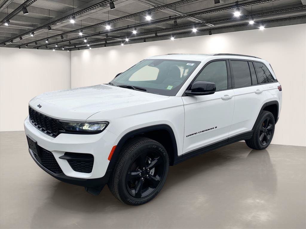 Used 2023 Jeep Grand Cherokee Altitude AWD/4WD image 3
