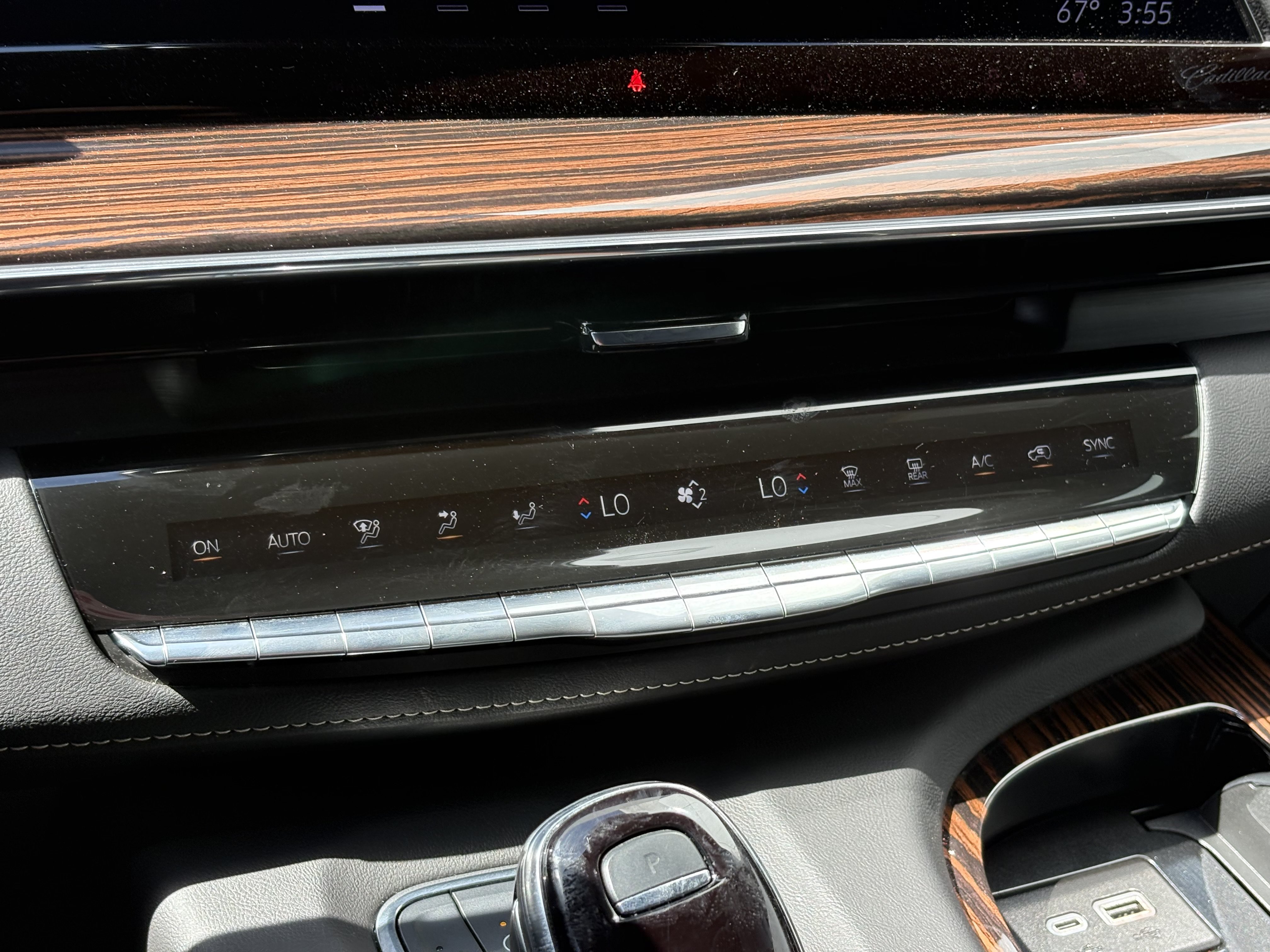 Used 2024 Cadillac Escalade Premium Luxury w/ Performance Package AWD/4WD image 27