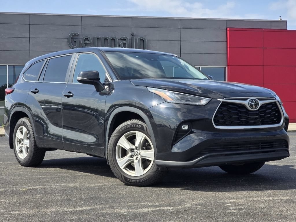Used 2023 Toyota Highlander LE AWD/4WD image 2