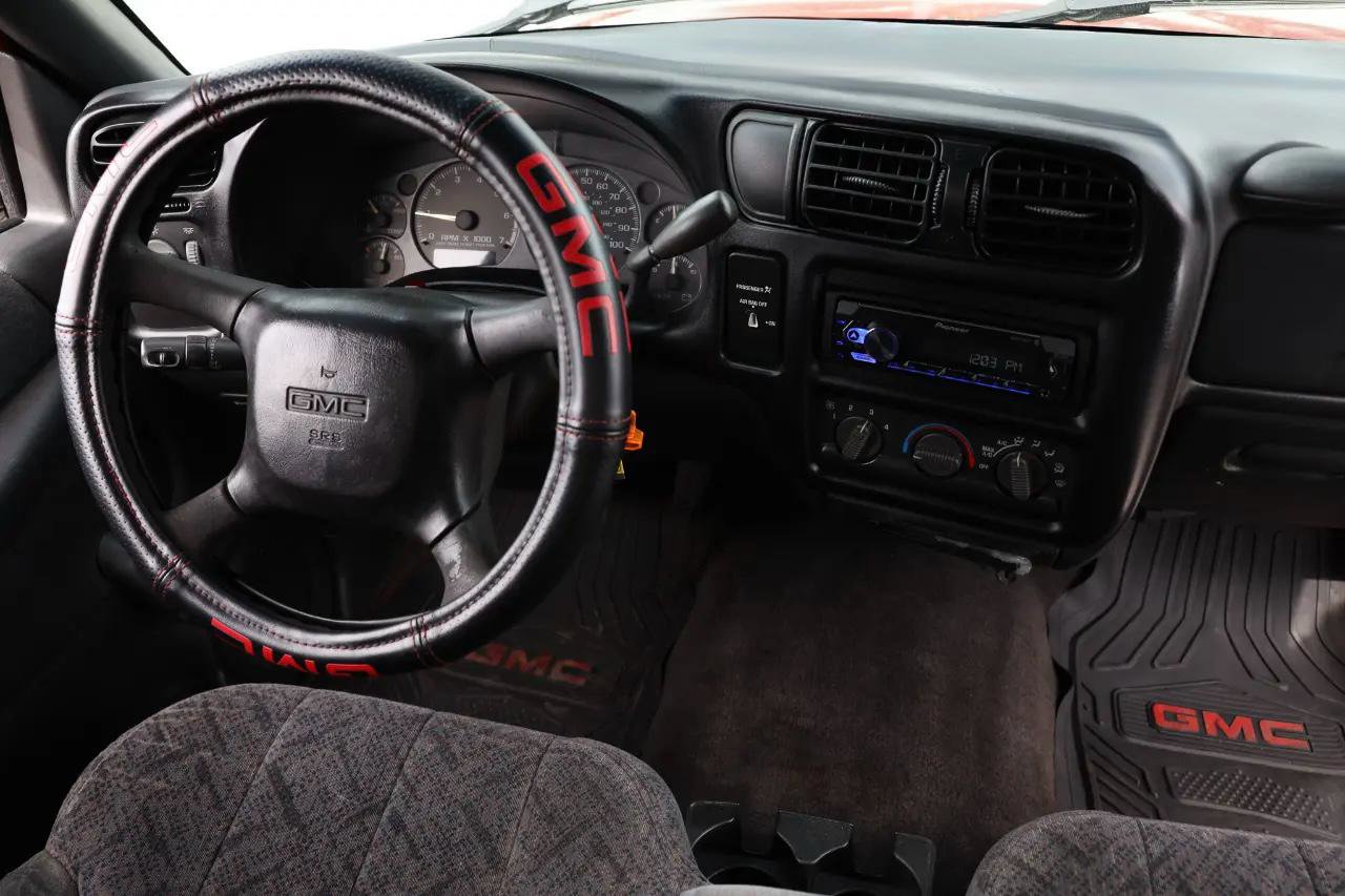 Used 2000 GMC Sonoma SLS w/ SLS Super Spec Pkg 1 image 2