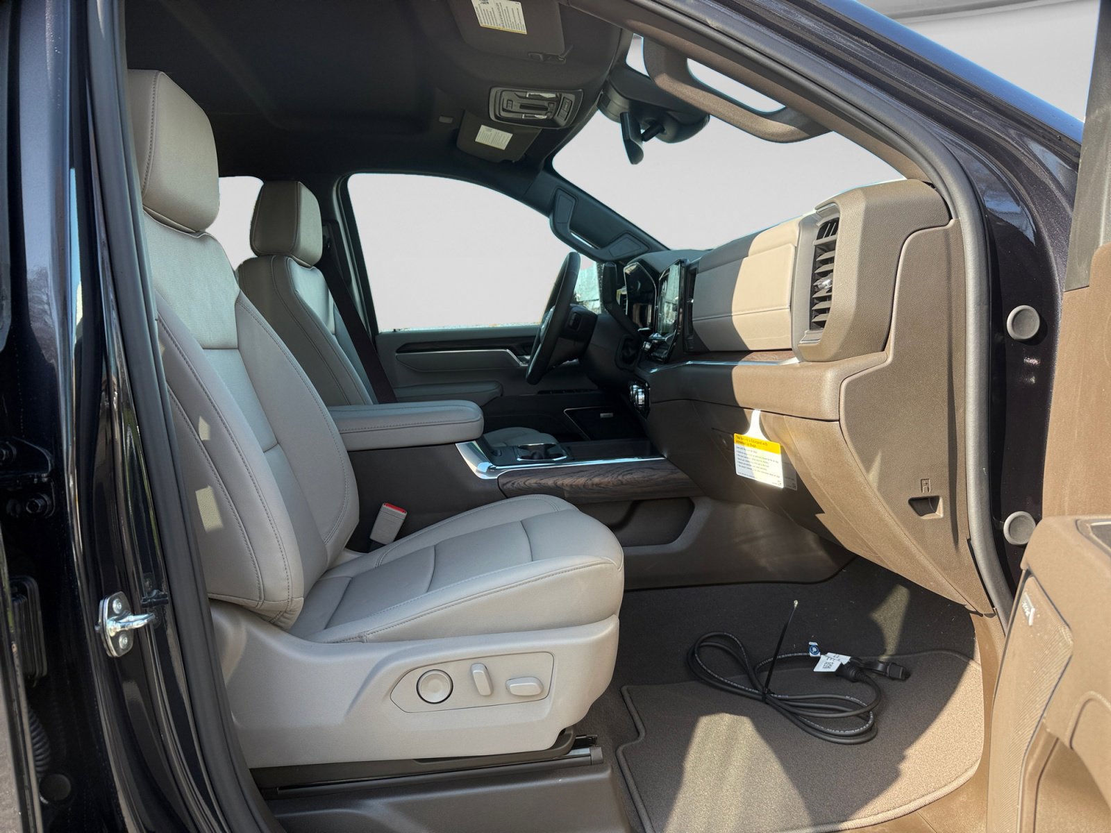 New 2026 GMC Sierra 3500 SLT w/ SLT Convenience Package image 17