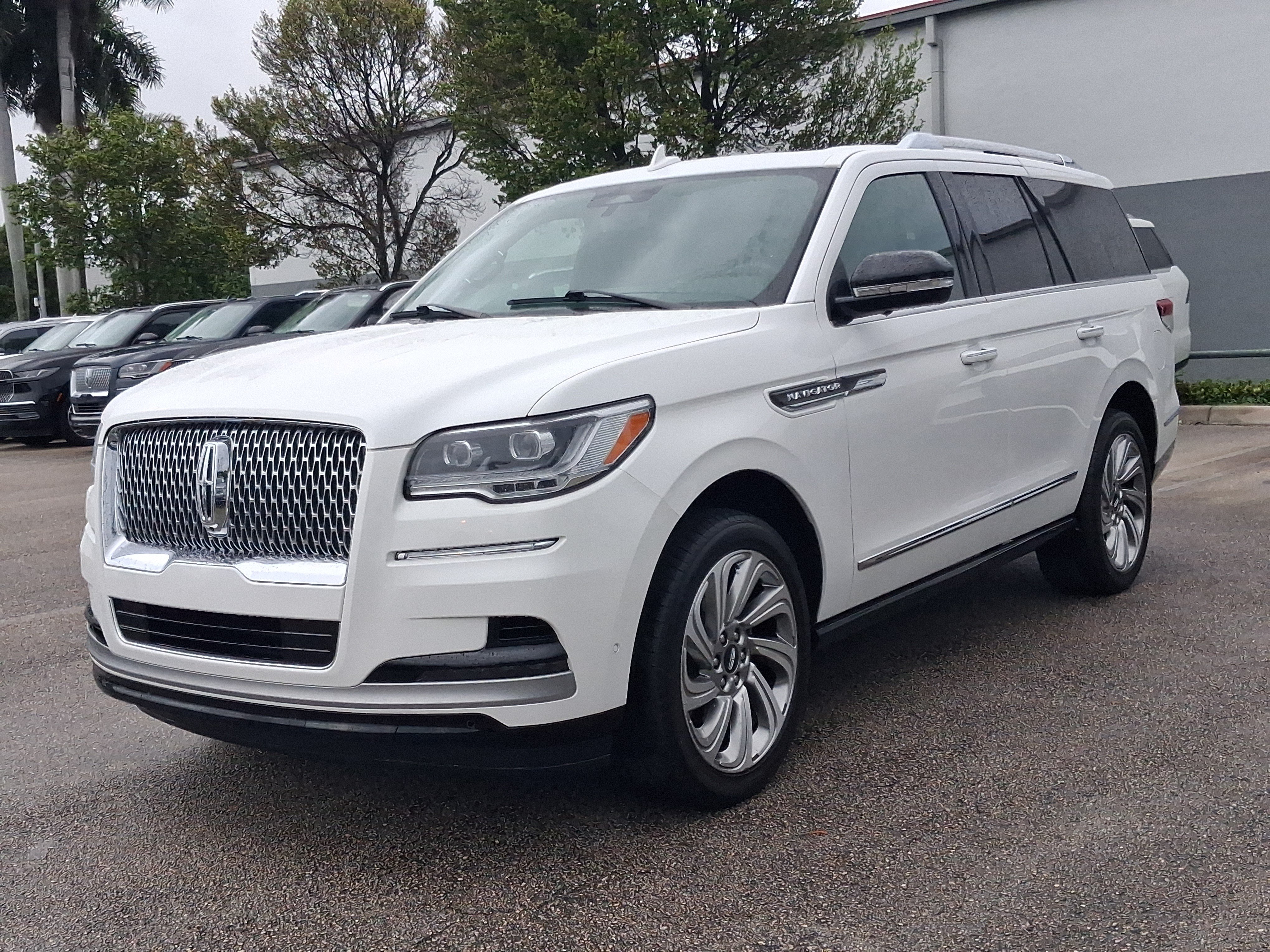 Used 2024 Lincoln Navigator Premiere AWD/4WD image 2