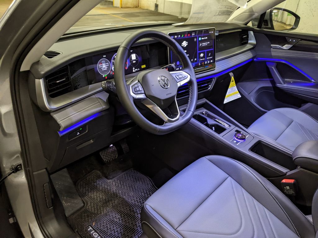 New 2026 Volkswagen Tiguan SE FWD image 8