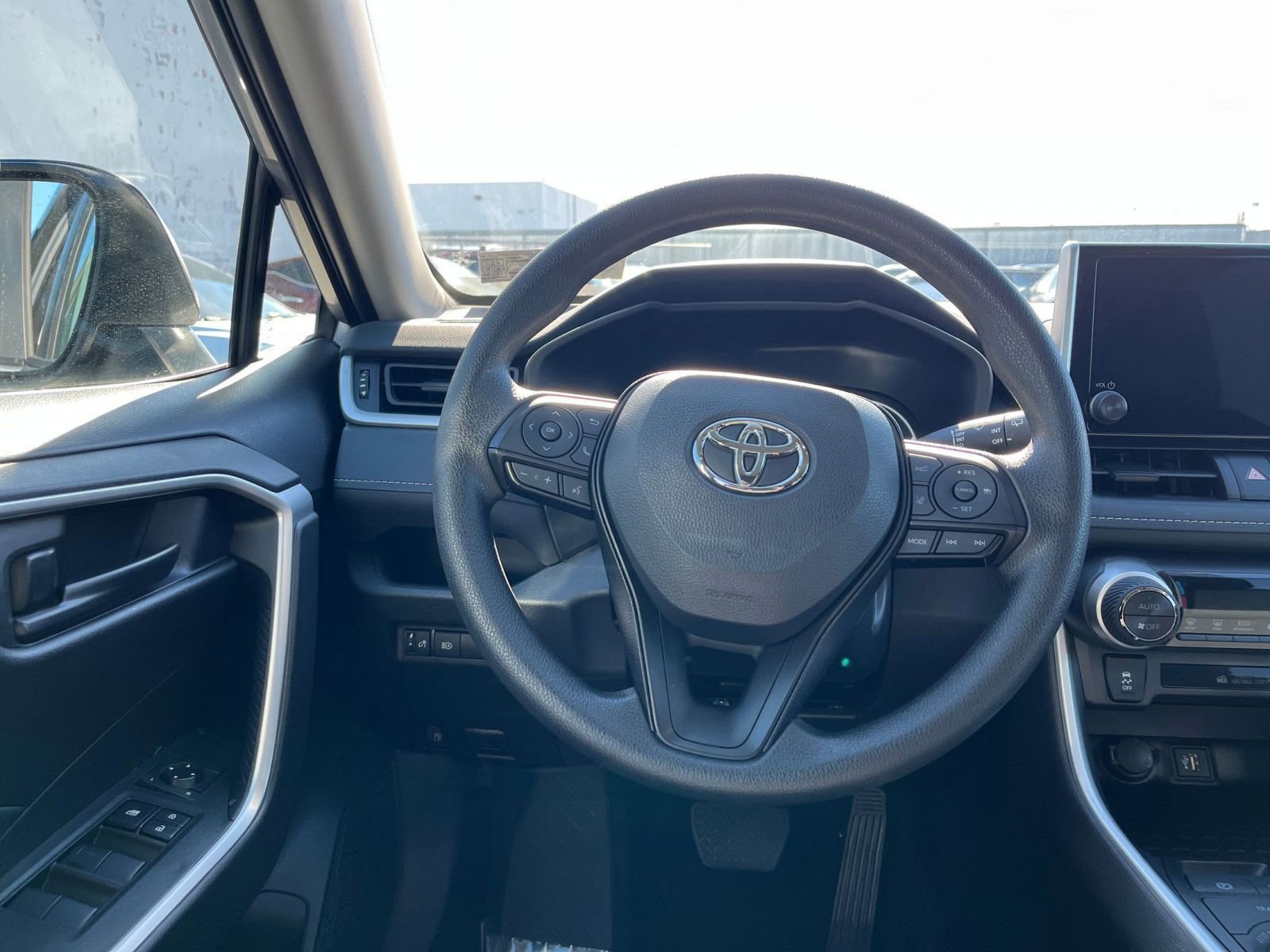 Used 2025 Toyota RAV4 LE image 27