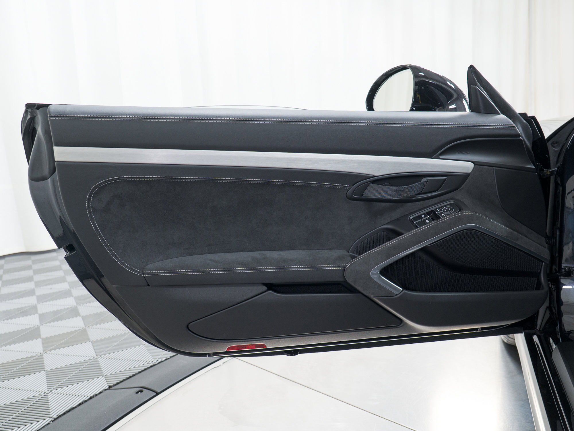 Used 2016 Porsche Cayman GT4 image 14