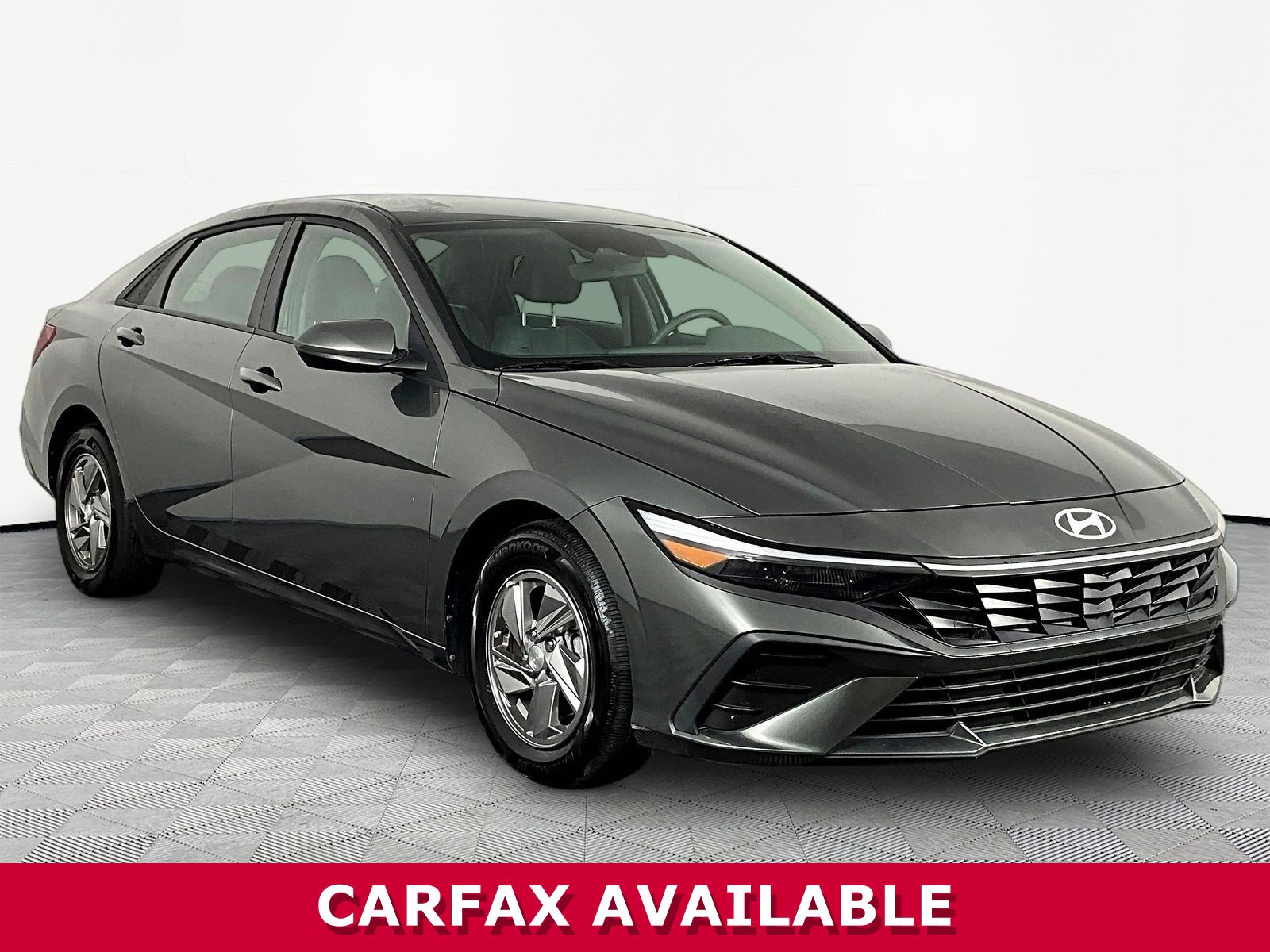 Used 2025 Hyundai Elantra SE FWD image 3