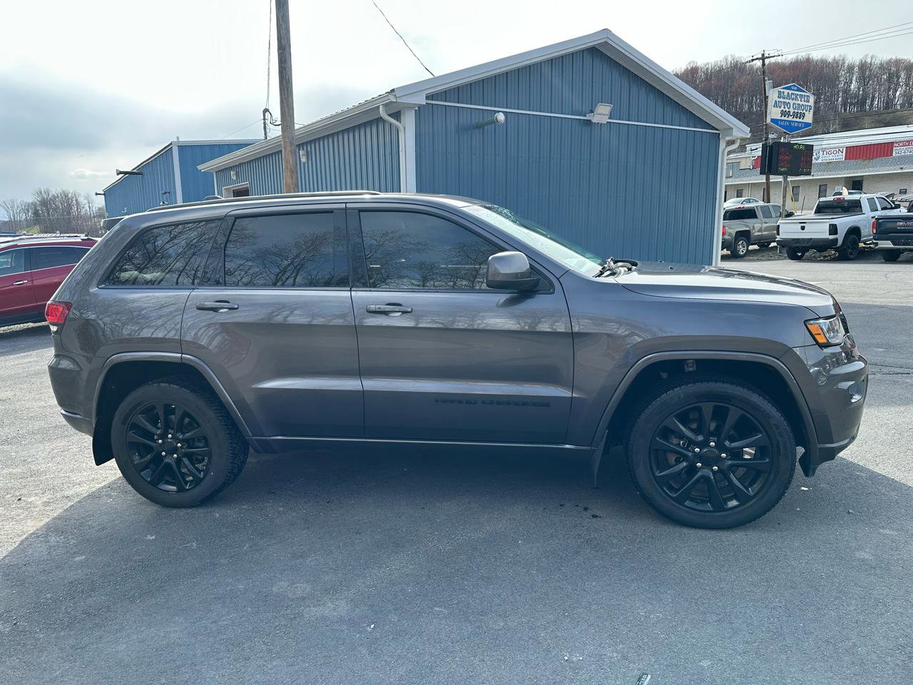 Used 2019 Jeep Grand Cherokee Altitude AWD/4WD image 22
