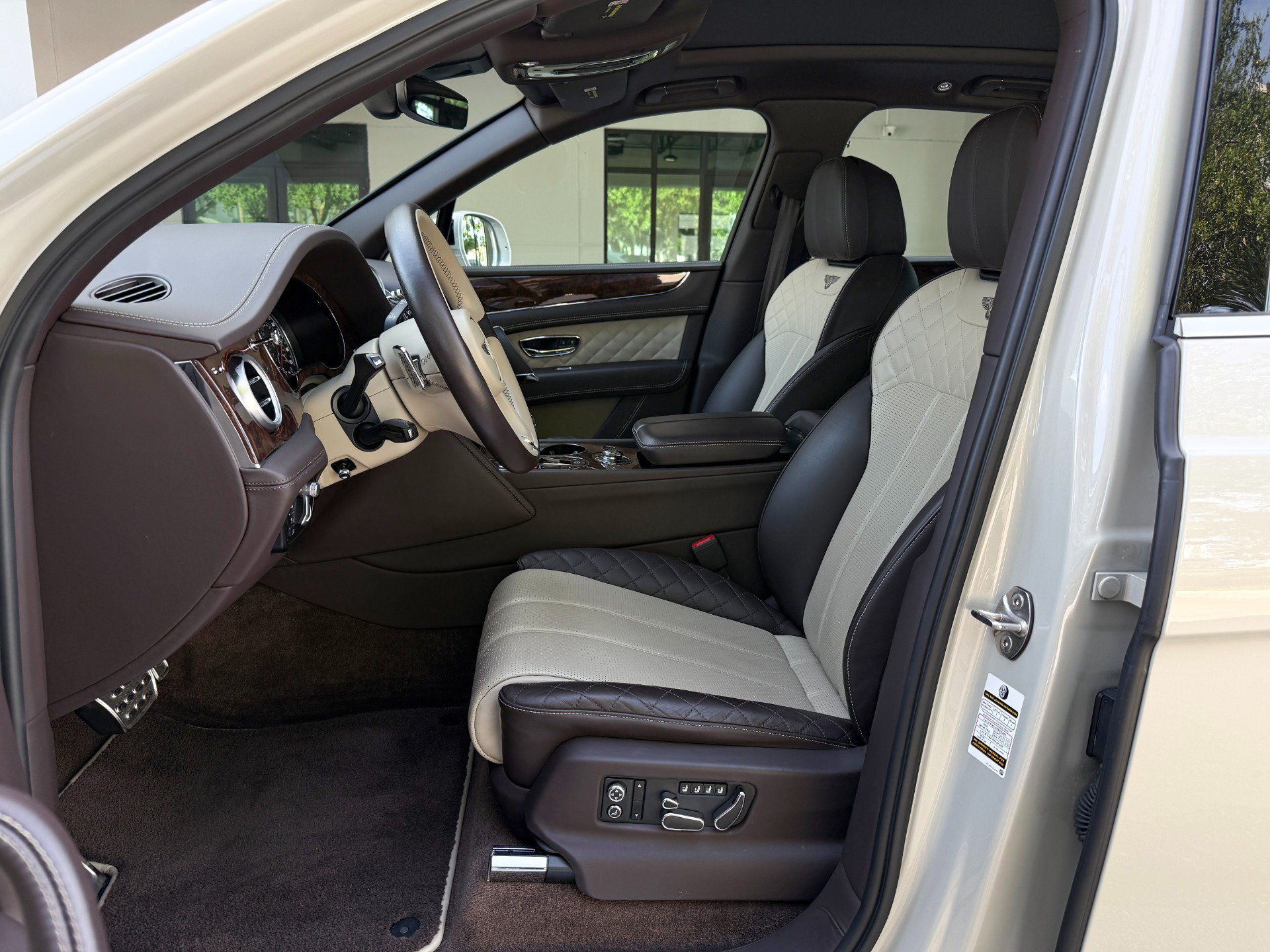 Used 2019 Bentley Bentayga AWD/4WD image 22