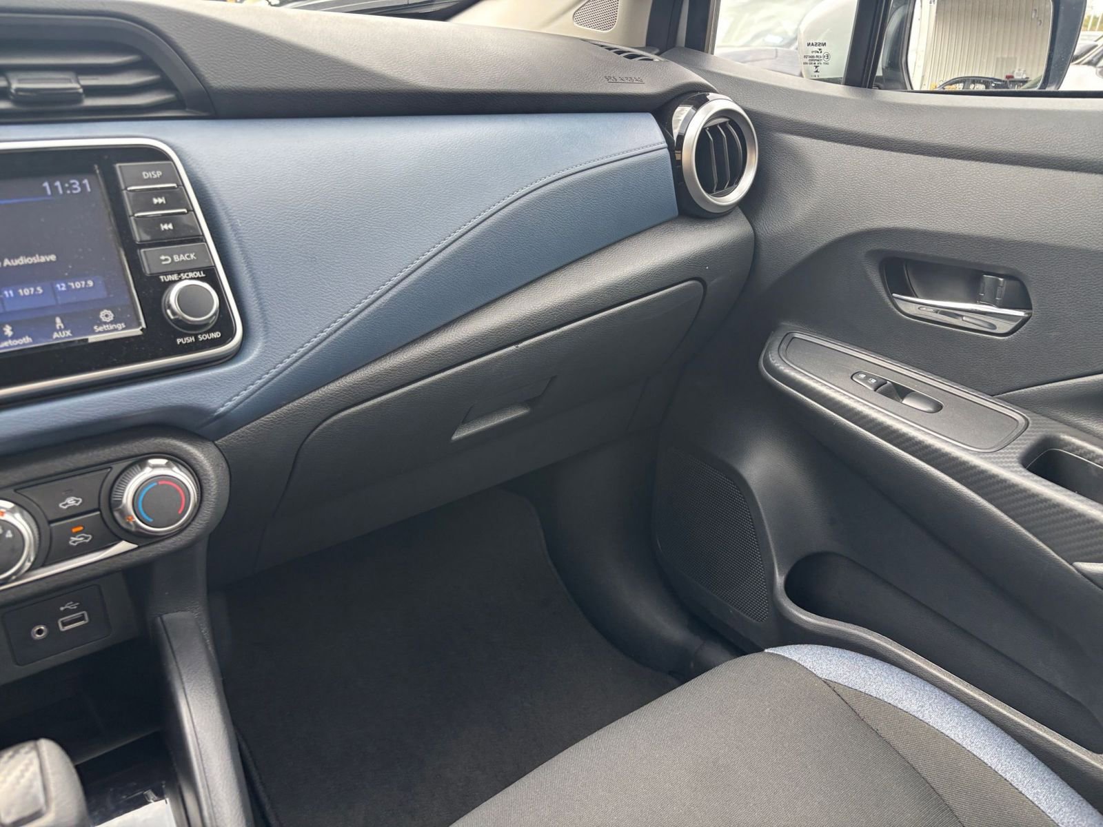 Used 2025 Nissan Versa SV image 33