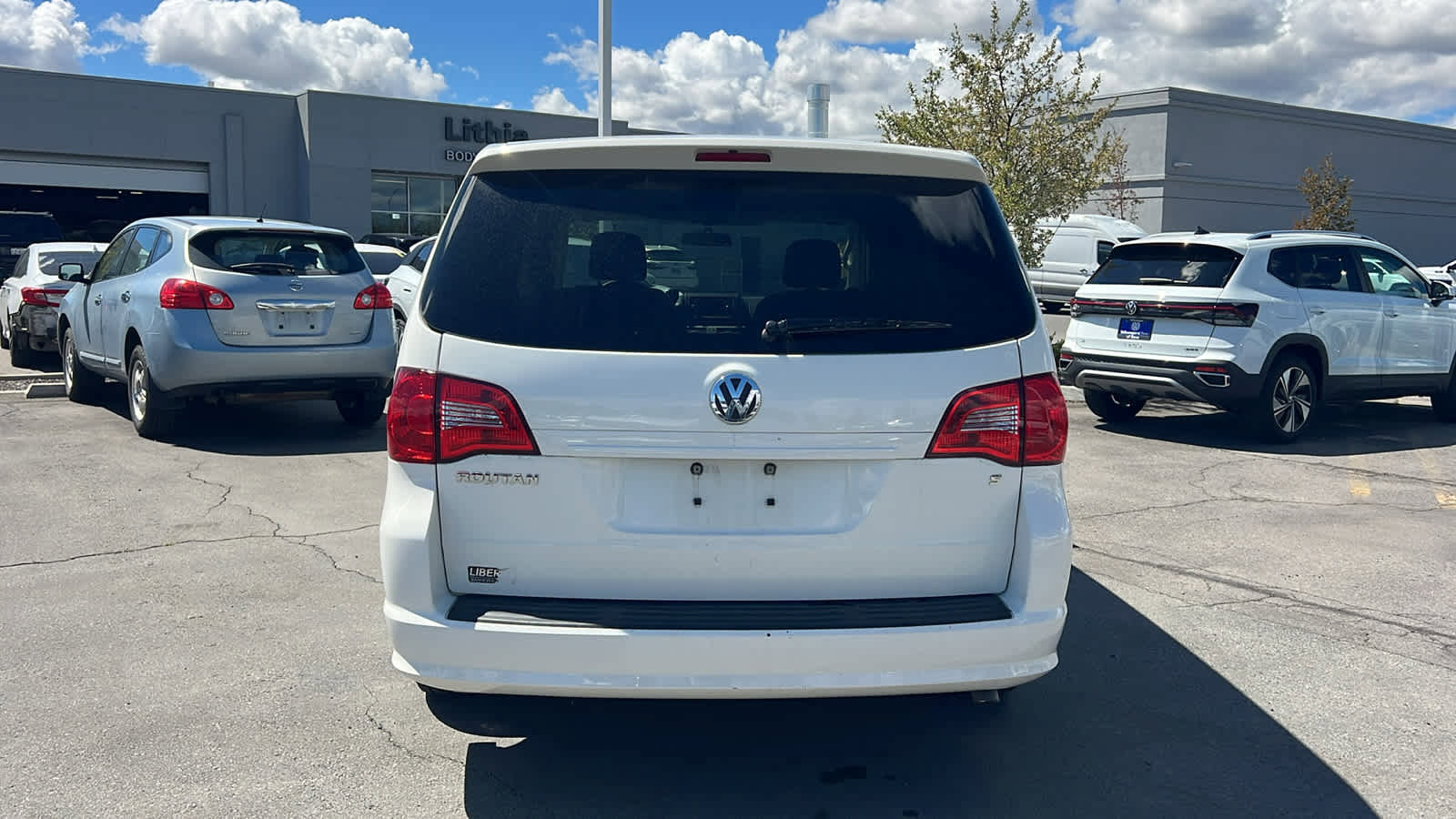Used 2011 Volkswagen Routan S image 6