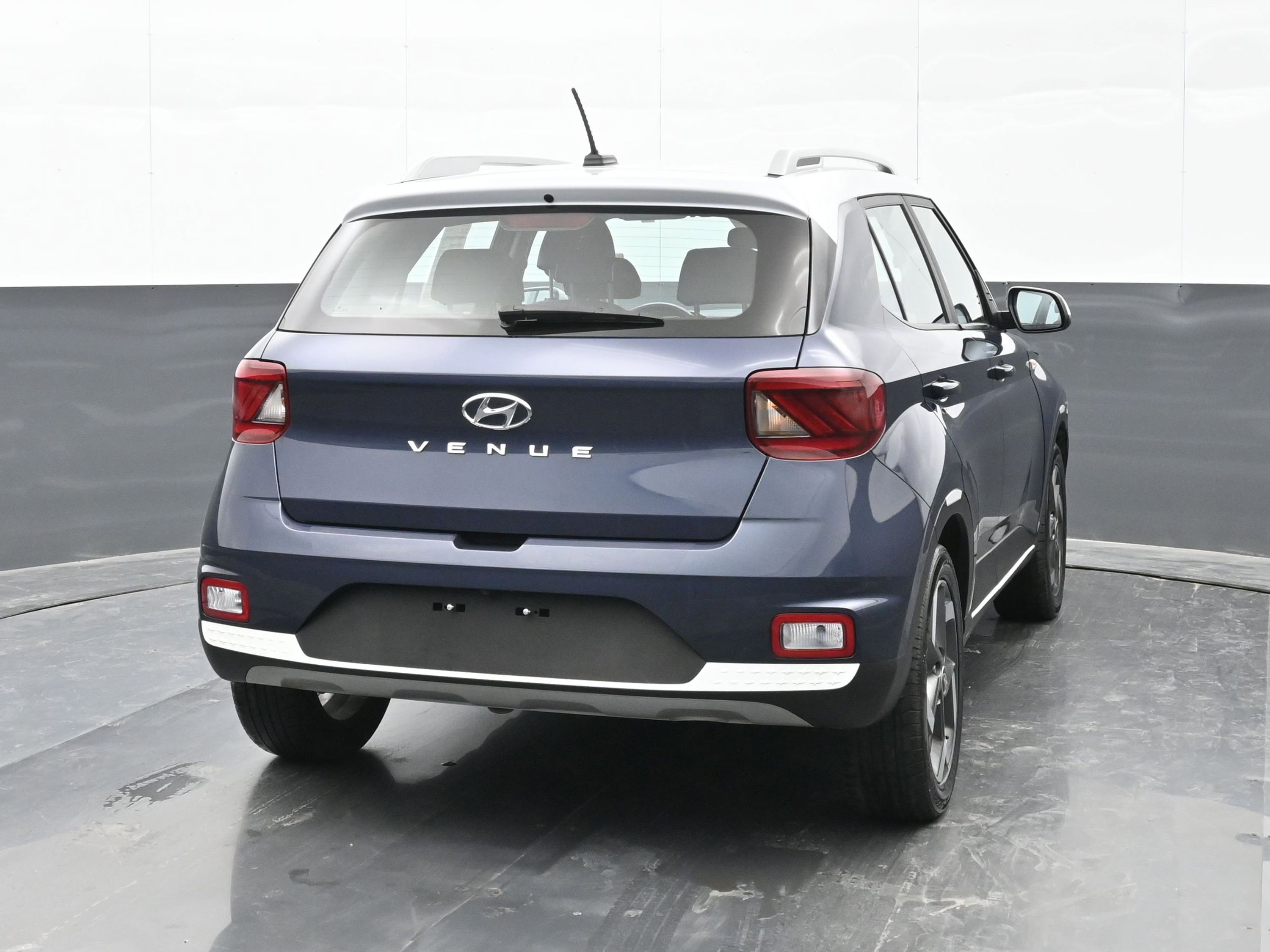 Used 2023 Hyundai Venue Limited w/ Cargo Package image 5