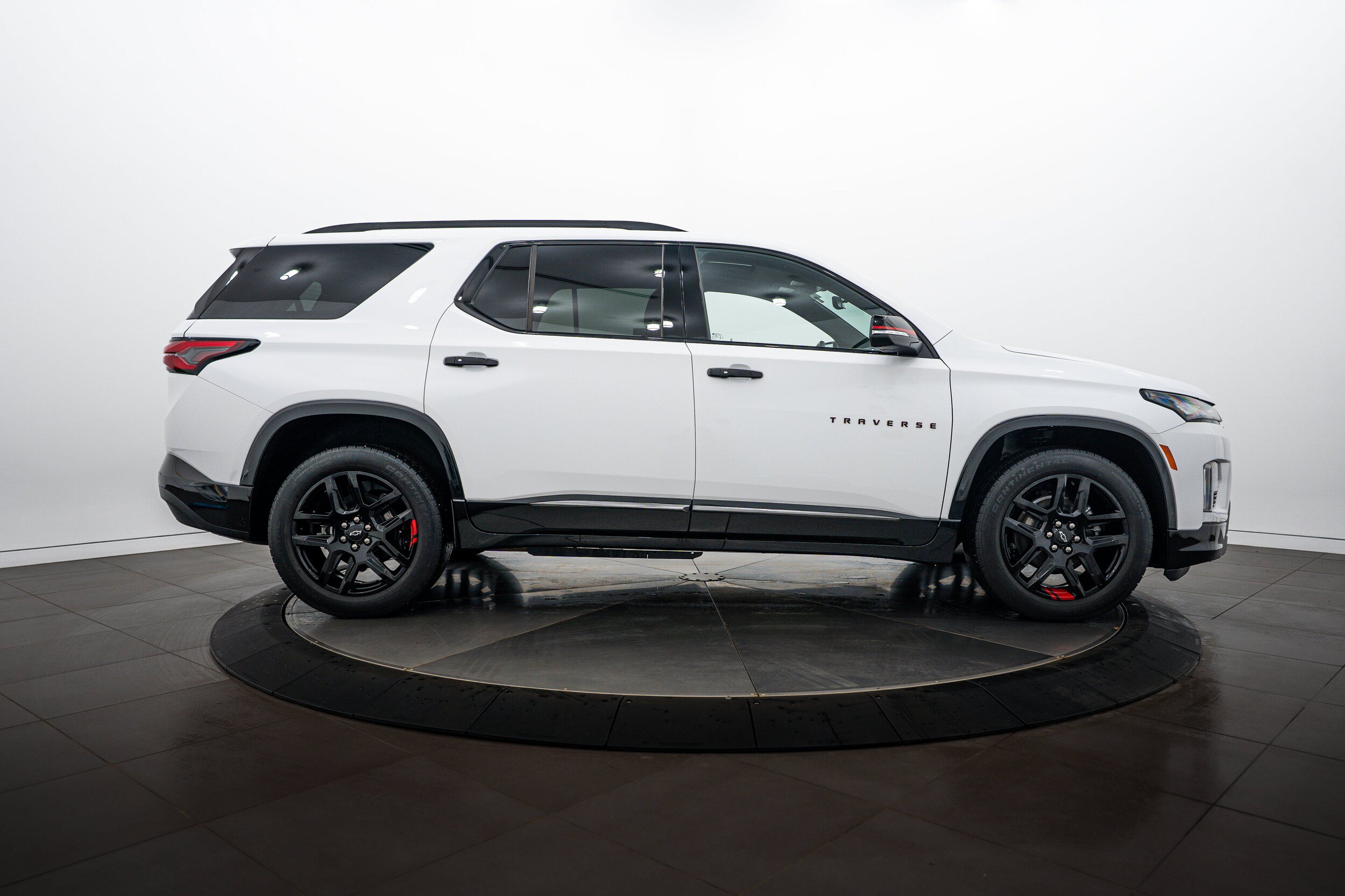 Used 2023 Chevrolet Traverse Premier w/ Redline Edition AWD/4WD image 3