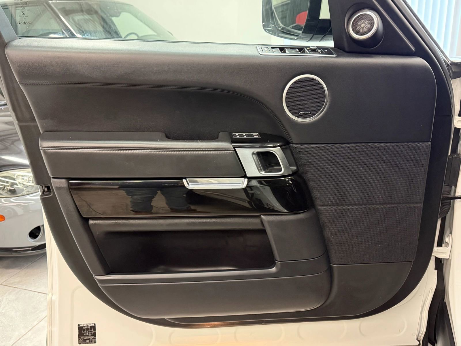 Used 2016 Land Rover Range Rover HSE image 15