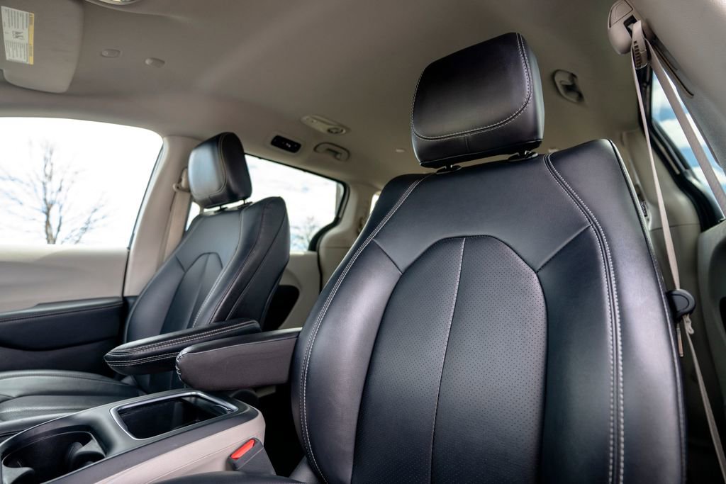 Used 2024 Chrysler Pacifica Touring-L image 6