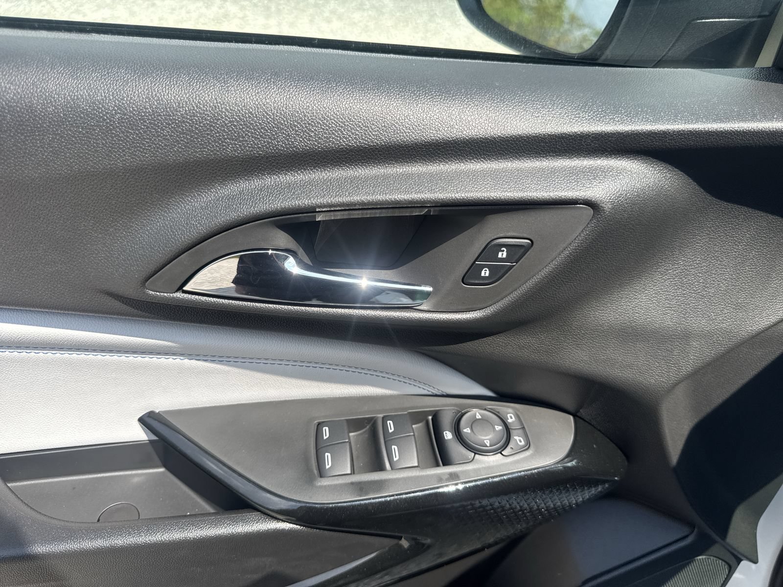 New 2026 Chevrolet Trax LT w/ LT Convenience Package FWD image 16
