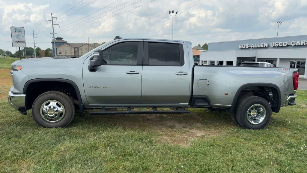 Used 2025 Chevrolet Silverado 3500 LT AWD/4WD image 3