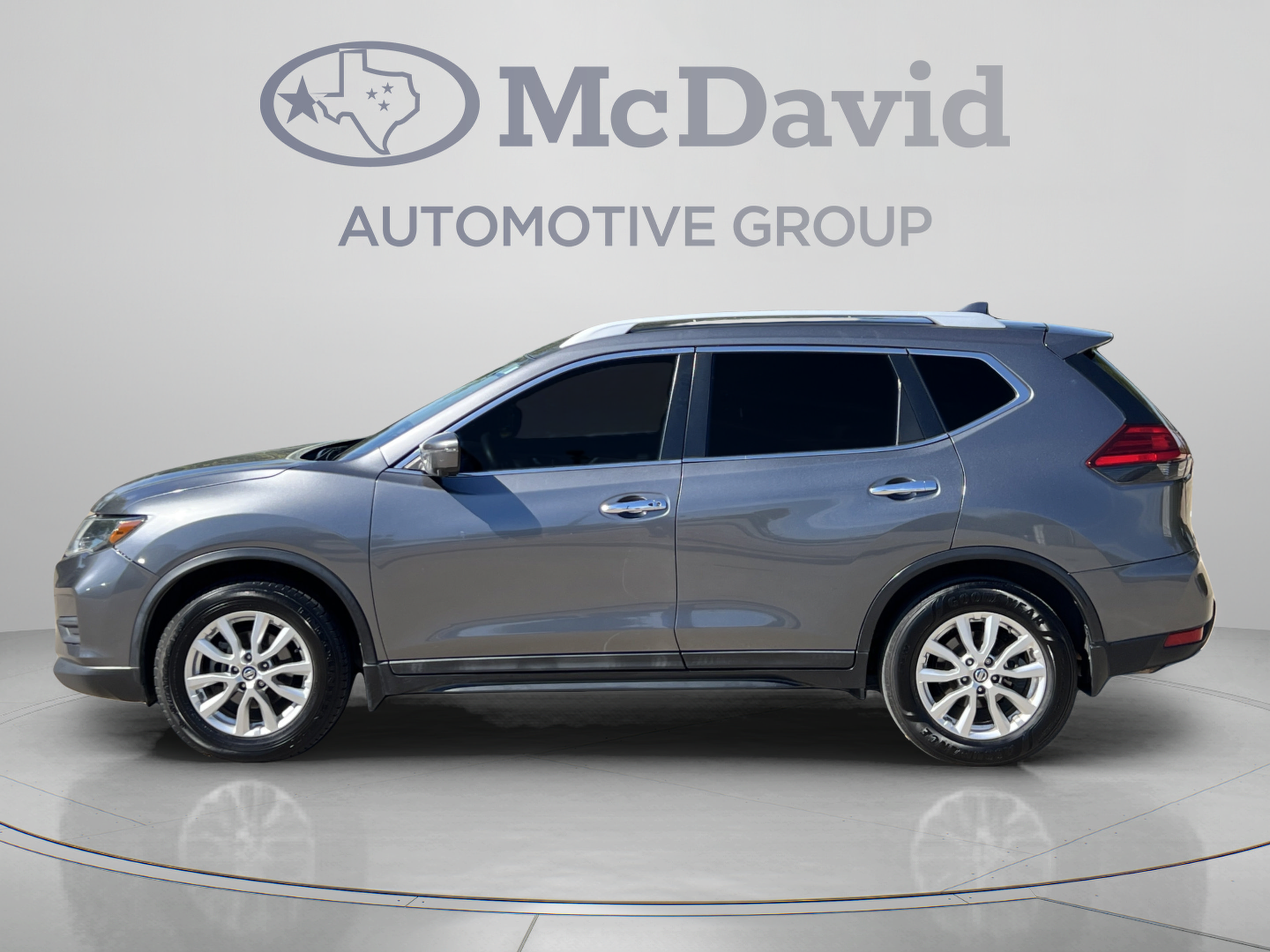 Used 2017 Nissan Rogue SV w/ Sun & Sound Touring Package FWD image 4