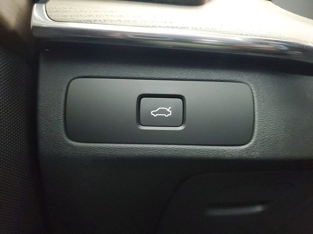 Certified 2025 Volvo XC90 B6 Core w/ Climate Package image 38