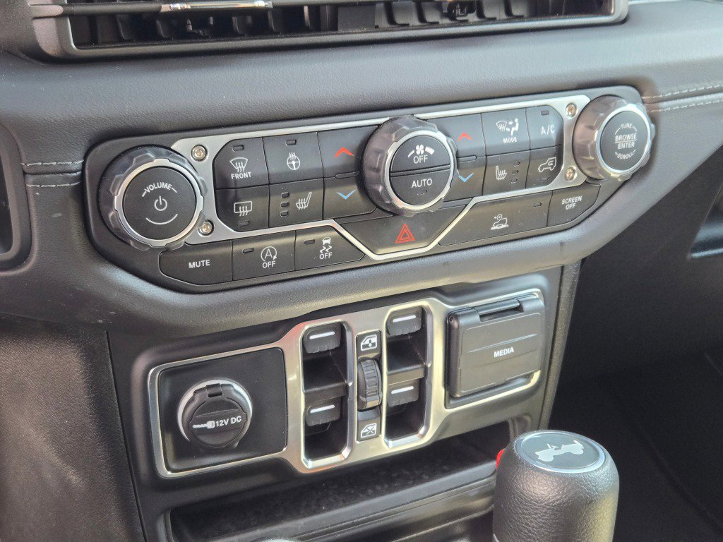 Used 2025 Jeep Wrangler Sahara image 25