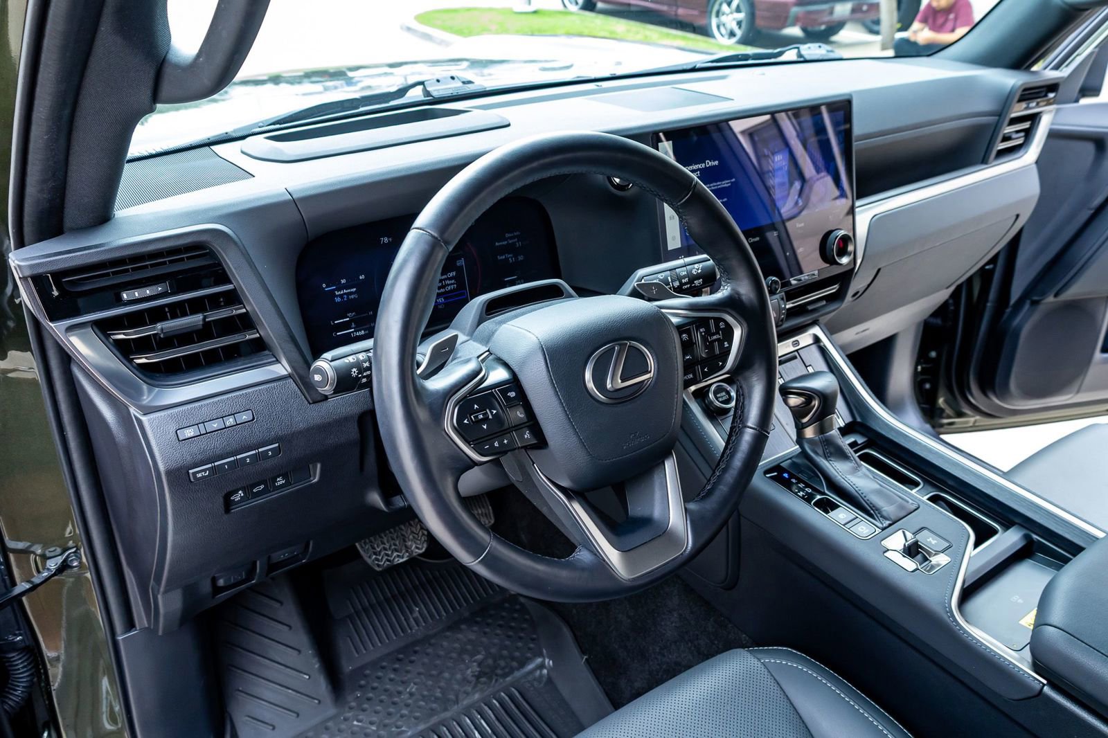 Used 2024 Lexus GX 550 w/ Accessory Package (2T) AWD/4WD image 17