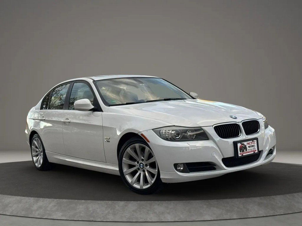 Used 2011 BMW 328i xDrive Sedan AWD/4WD image 3