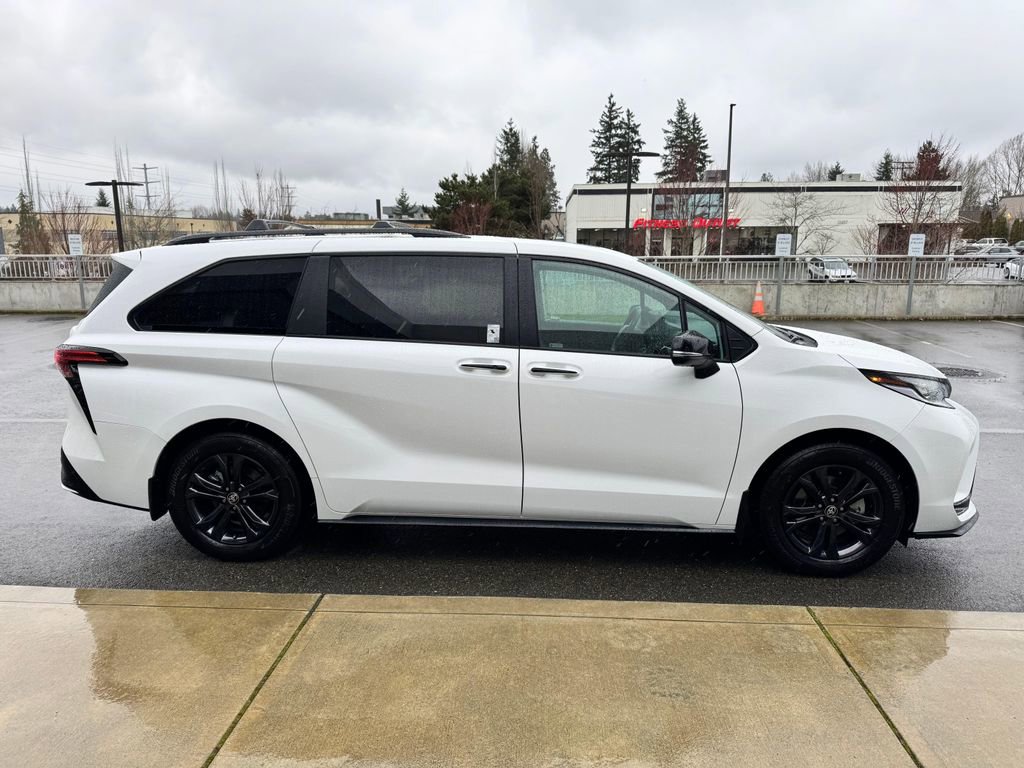 Used 2025 Toyota Sienna XSE w/ XSE Premium Package image 6