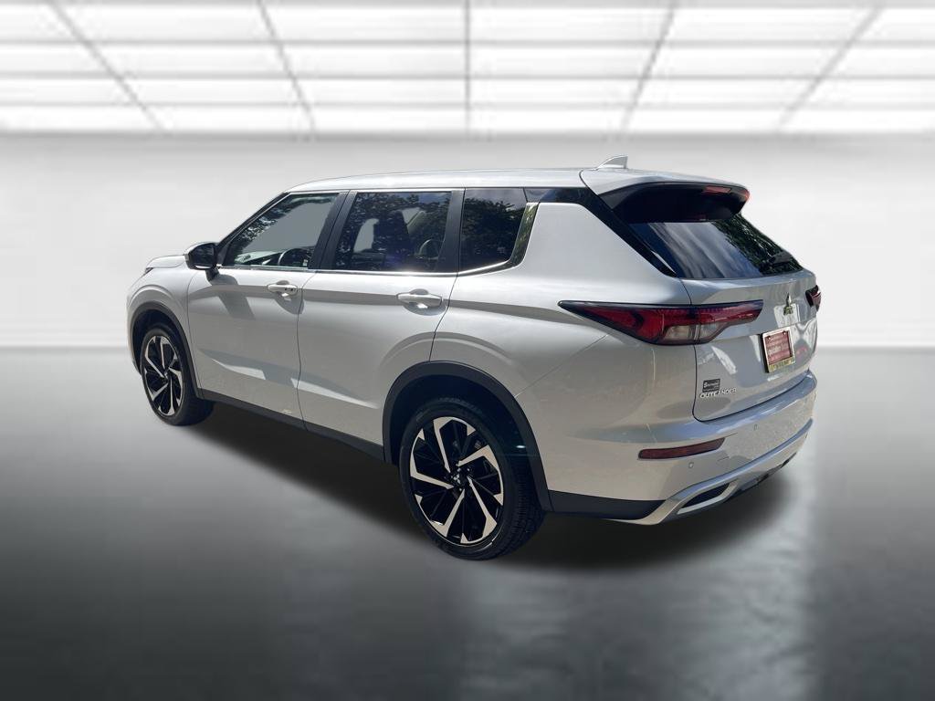 Used 2024 Mitsubishi Outlander SE FWD image 3
