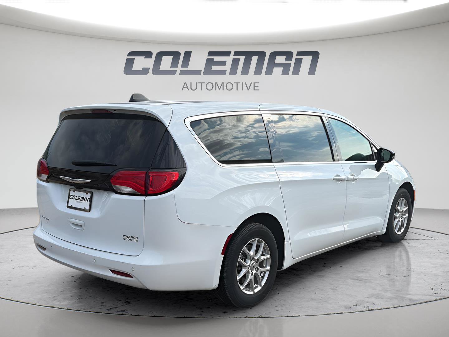 Used 2024 Chrysler Voyager LX FWD image 5