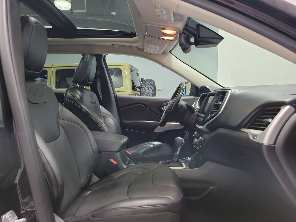 Certified 2018 Jeep Cherokee Overland w/ Technology Group AWD/4WD image 20