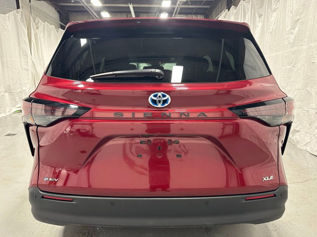 Used 2025 Toyota Sienna XLE image 6