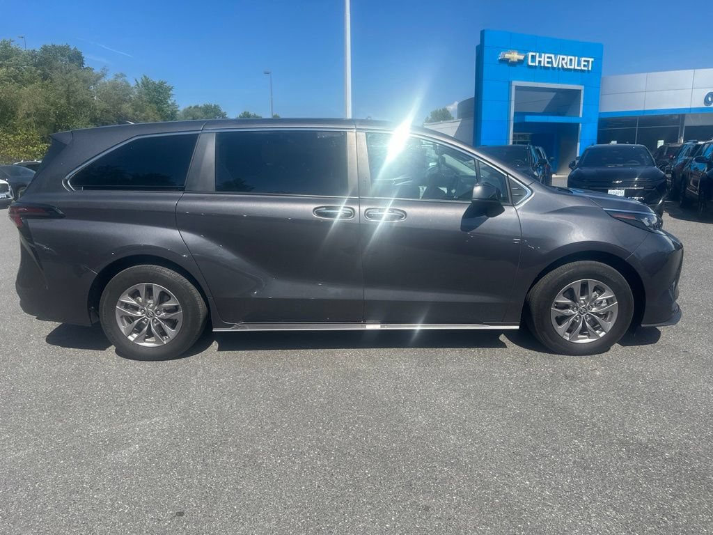 Used 2025 Toyota Sienna XLE FWD image 4