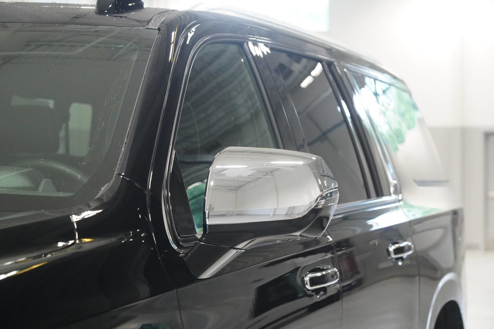Used 2025 Chevrolet Suburban Premier AWD/4WD image 7