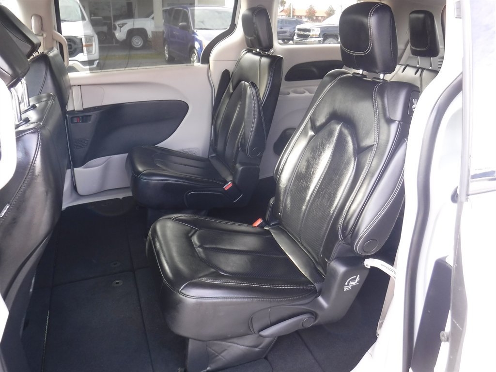 Used 2023 Chrysler Pacifica Touring-L FWD image 10