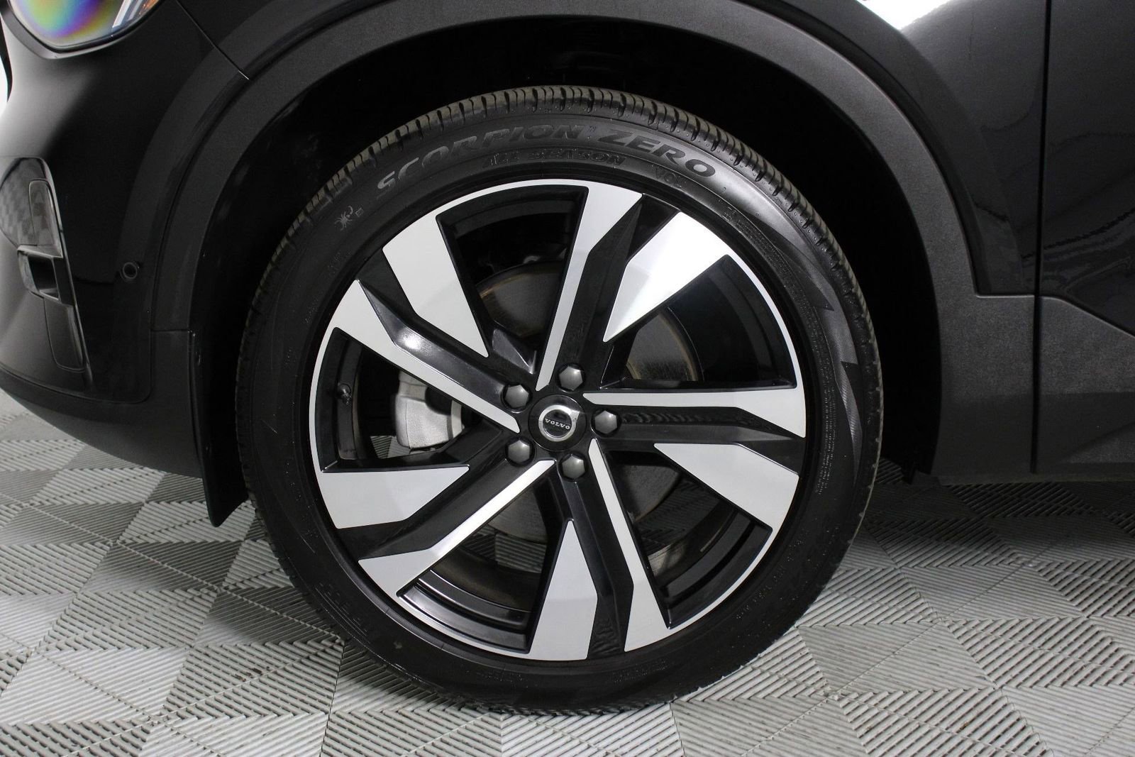 Certified 2025 Volvo XC40 B5 Plus AWD/4WD image 28