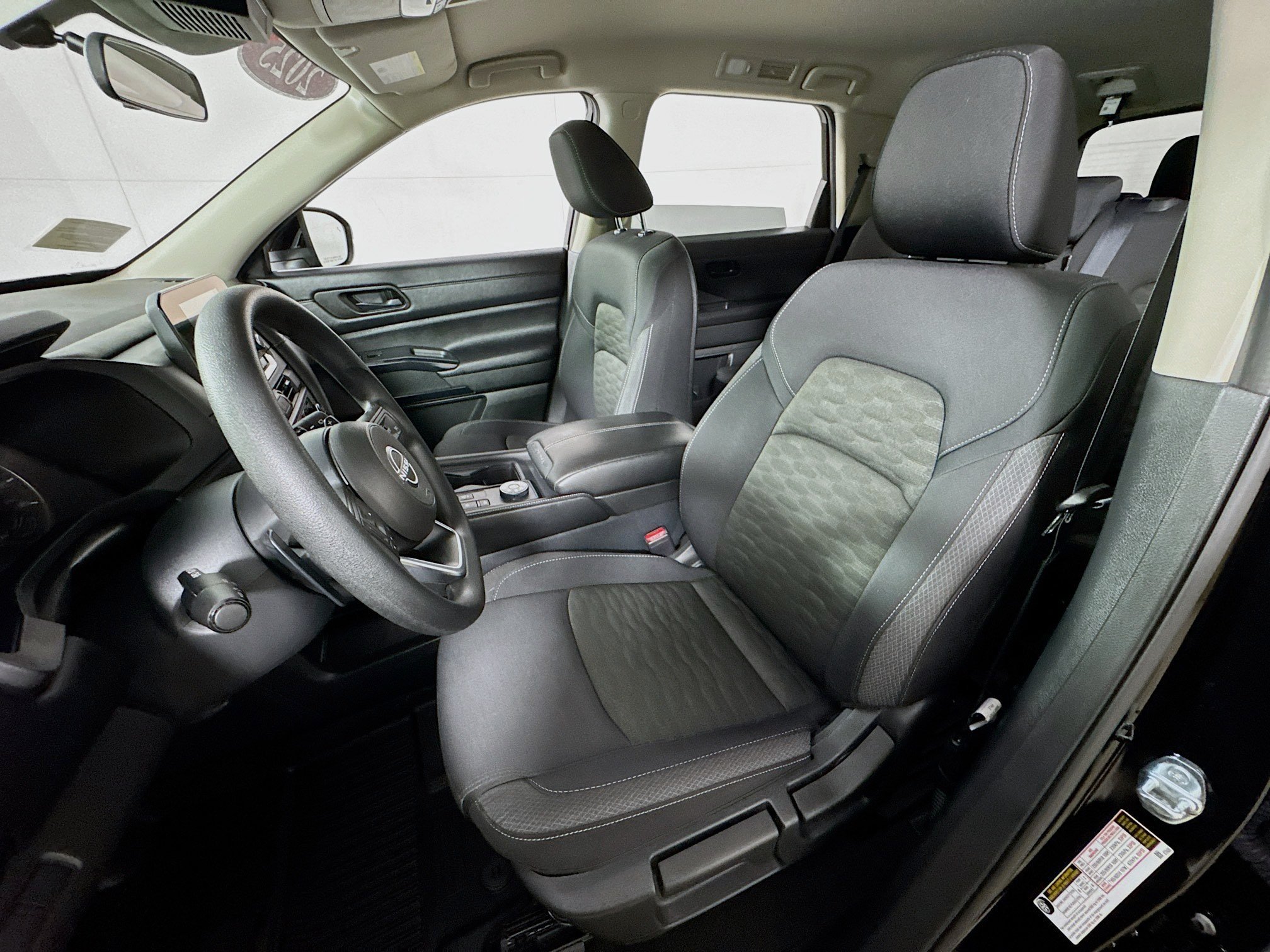 Used 2025 Nissan Pathfinder S AWD/4WD image 13
