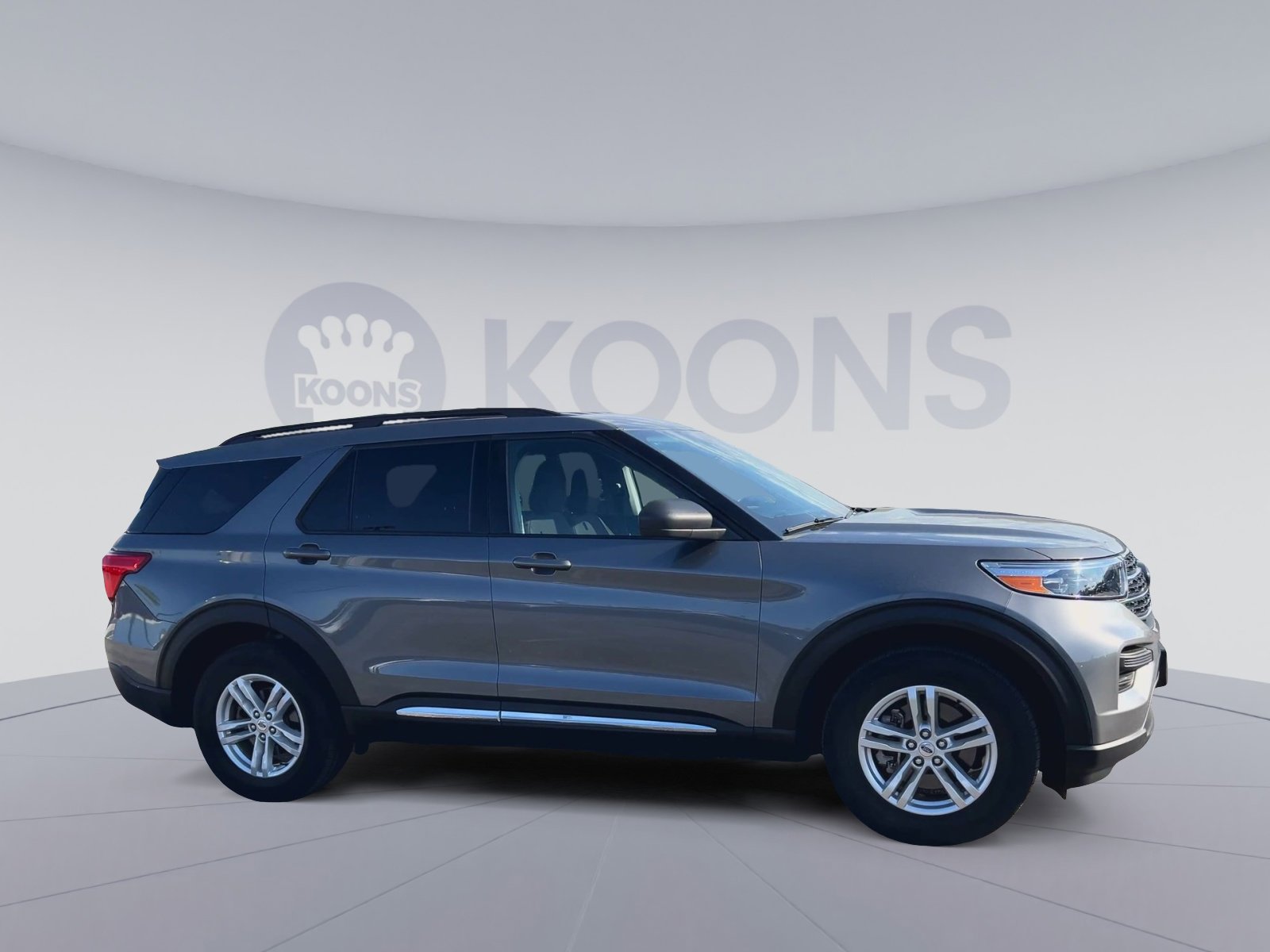 Used 2023 Ford Explorer XLT AWD/4WD image 2
