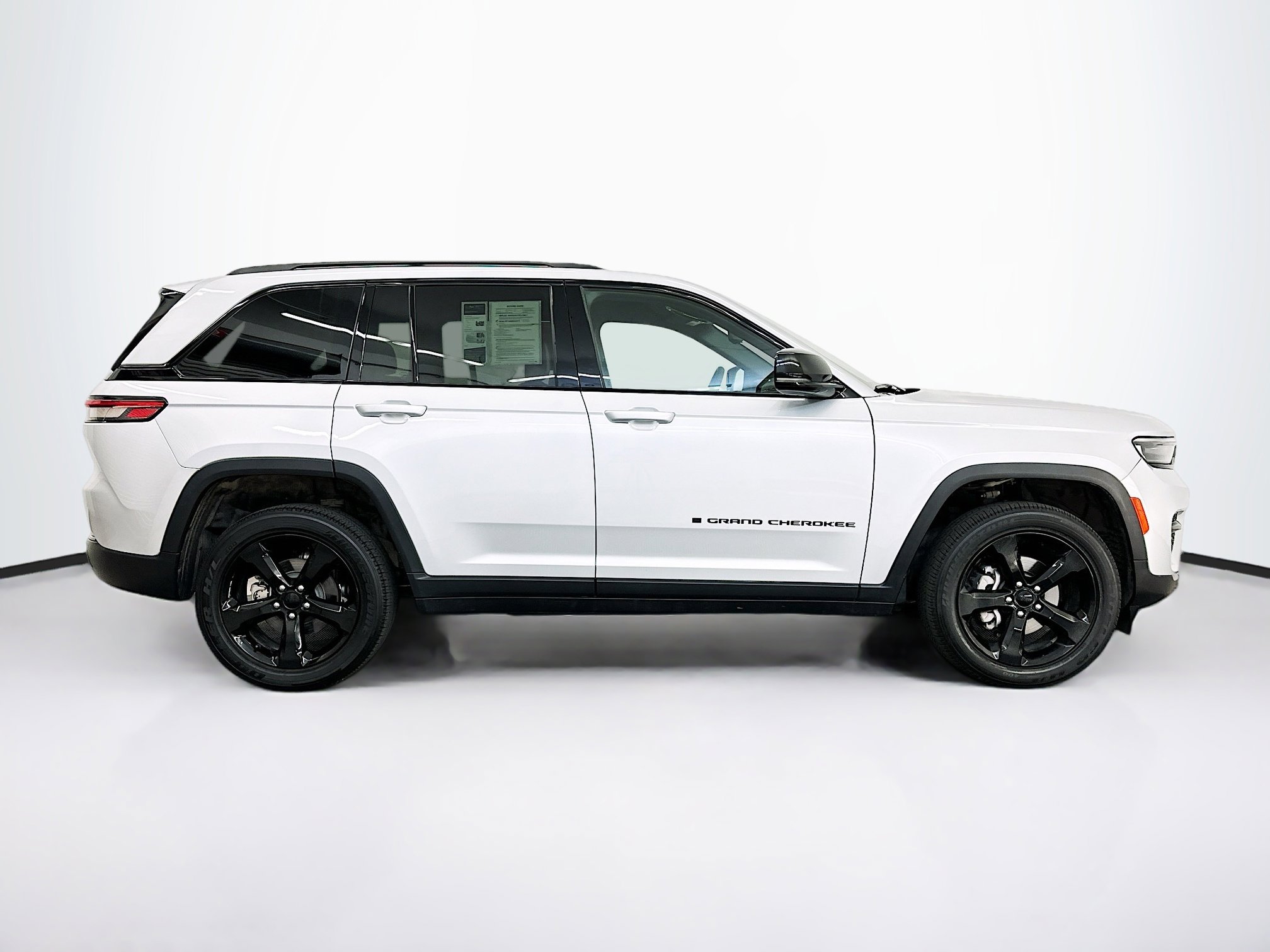 Used 2023 Jeep Grand Cherokee Altitude image 10